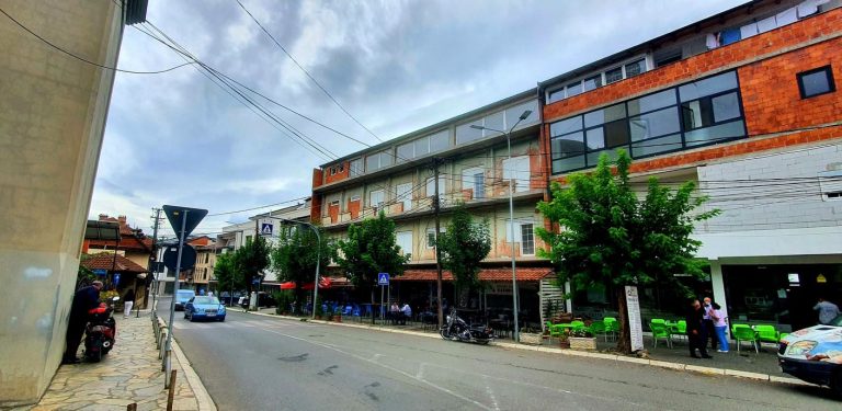 800 euro gjobë pasi pranoi se e theri ish-dhëndrin me thikë kuzhine