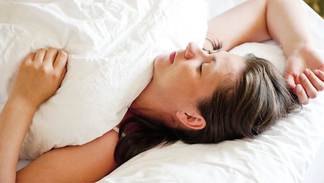 Pse duhet të flini gjithmonë në këtë pozicion? Mësoni arsyen që ju bind ta praktikoni