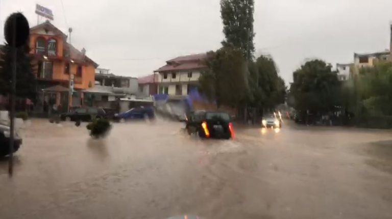 Kukësi bllokohet nga reshjet e shiut