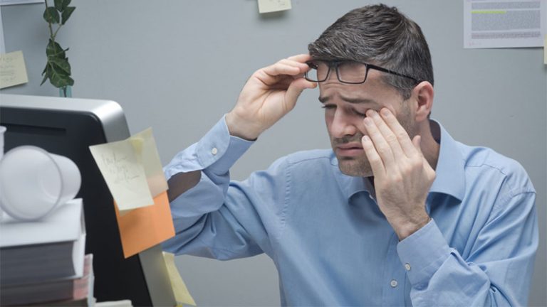 Ju dridhet qerpiku i syrit? Ja përse ju ndodh kështu!