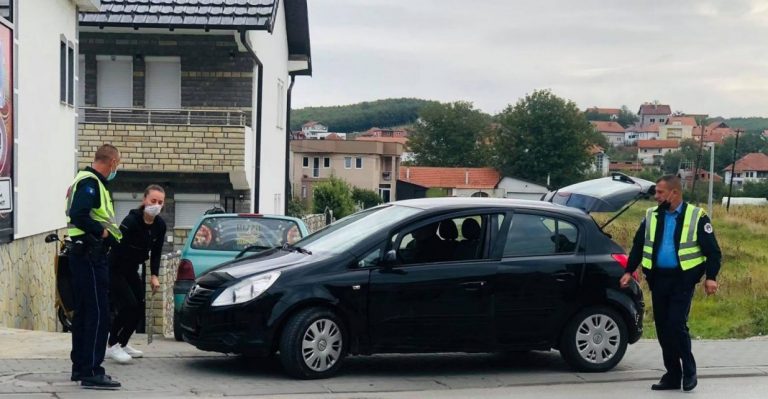 Skenderaj, policia e detyron vozitesen t’i largoj targat e Serbisë