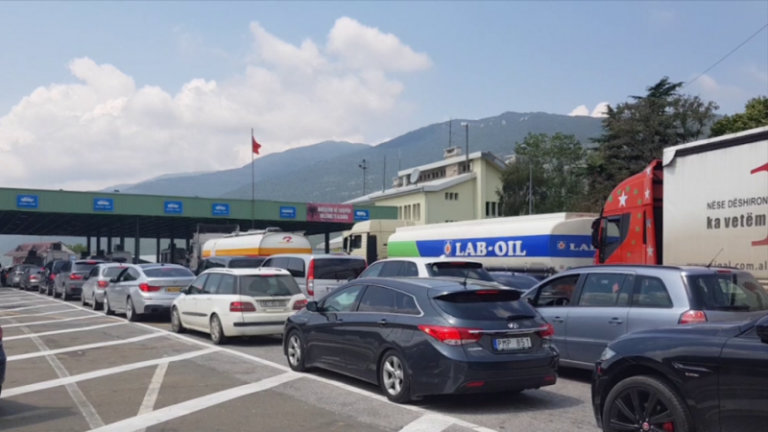 Deri në tri orë pritje në kufirin Kosovë-Shqipëri
