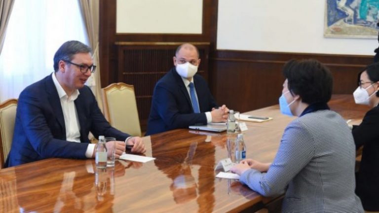 U tha se është i sëmurë, por Vuçiq takon ambasadoren kineze – bisedojnë për situatën në veri të Kosovës