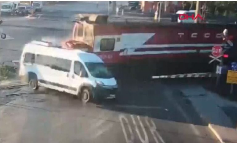 Treni i mallrave përplas furgonin me punëtorë në Turqi, humbin jetën 6 persona