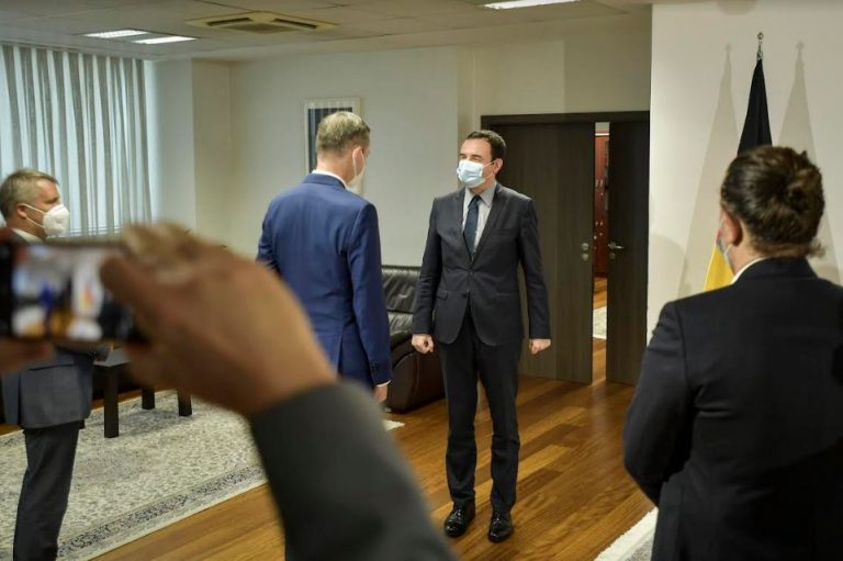 Kurti: Vendimi për targat s’ka qenë i drejtuar kundër qytetarëve serbë të Kosovës, e as kundër ndokujt tjetër