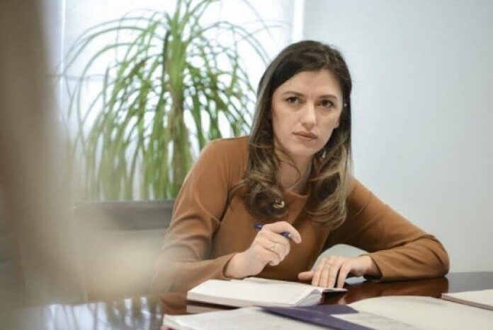 Albulena Haxhiu e procedon në Qeveri koncept-dokumentin për Vettingun