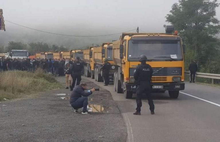 Serbët bllokojnë rrugën në Jarinje, Policia e Kosovës i fton të largohen (Video)