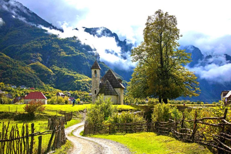 Thethi, nën ngjyrat e vjeshtës, i mbushur me turistë të huaj