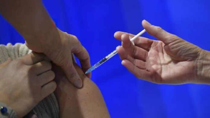 OBSH-ja miraton përzierjen e ilaçeve me antitrupa si trajtim ndaj COVID-19