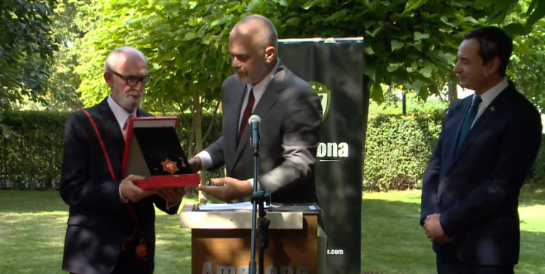 Rama dekoron Rexhep Qosjen në Prishtinë