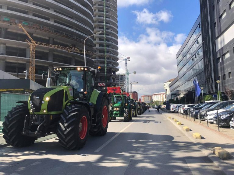 Fermerët “bllokojnë” Ministrinë e Bujqësisë me 200 traktorë