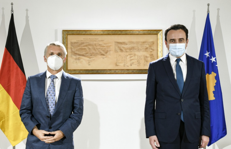 Ambasadori gjerman i shkon në zyre Kurtit pas takimit që kryeministri pati me Merkelin