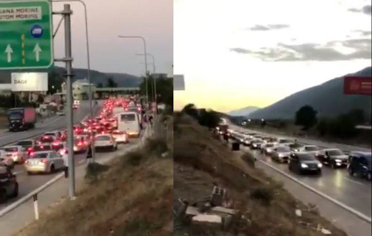 Tollovi në pikën kufitare në Morinë, sërish kolona të gjata të automjeteve për të hyrë në Kosovë