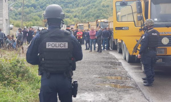 Protestuesit serbë bëjnë gati makinat që të largohen në mëngjes