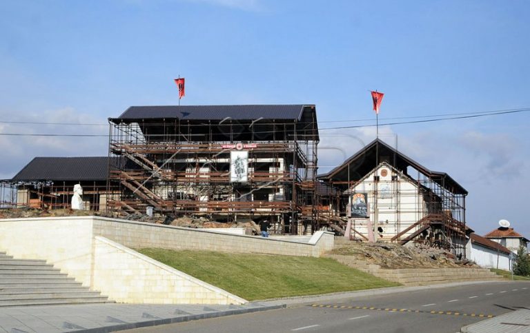 Krerët e shtetit bëjnë nderime pranë obileskut në kazermën “Adem Jashari”