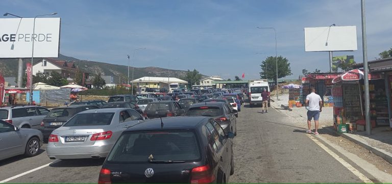 Kolonë 5-kilometërshe në Morinë për të hyrë në Kosovë