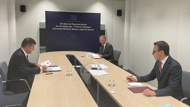 Lajçak pas takimeve në Bruksel: Pozicionet e palëve janë shumë larg