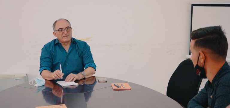 Totaj bisedon me OJQ-të lokale, zotohet për llogaridhënie dhe transparancë