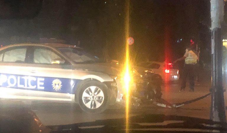 Aksident në qendër të Prishtinës, vetura e Policisë përplaset me veturën e një qytetari