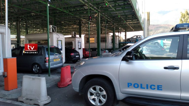 Ndalohen dy shtetas të Shqipërisë në Vërmicë, tentuan të fusin veshëmbathje në Kosovë pa deklaruar në doganë