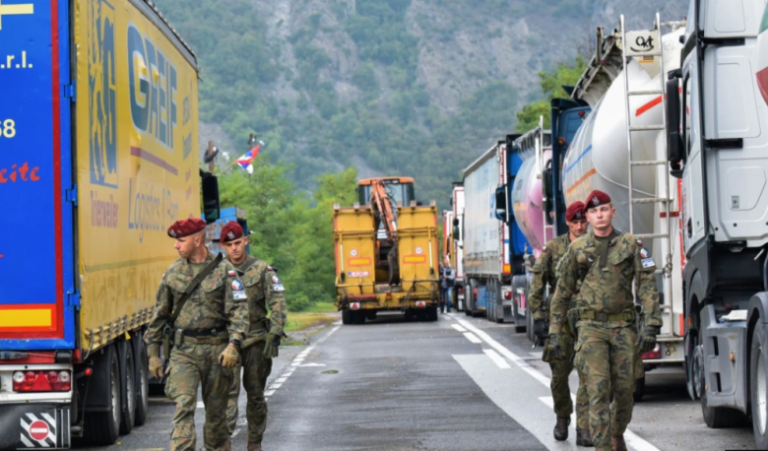 Kosova dhe Serbia mirëpresin KFOR-in në kufij