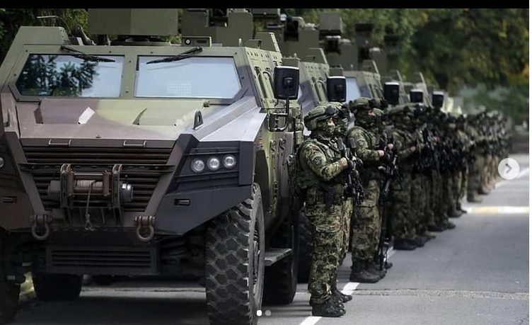 Kërcënon ushtria serbe, pozicionohet në Rashkë me artileri të rëndë