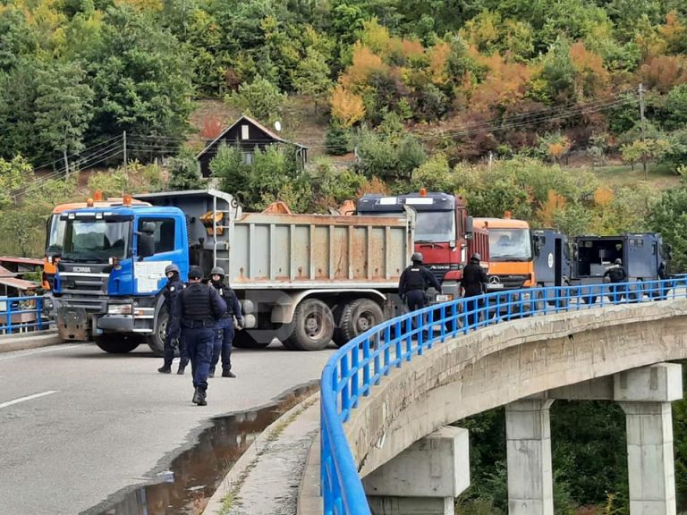 Është bllokuar rruga në afërsi të pikës kufitare në Bërnjak