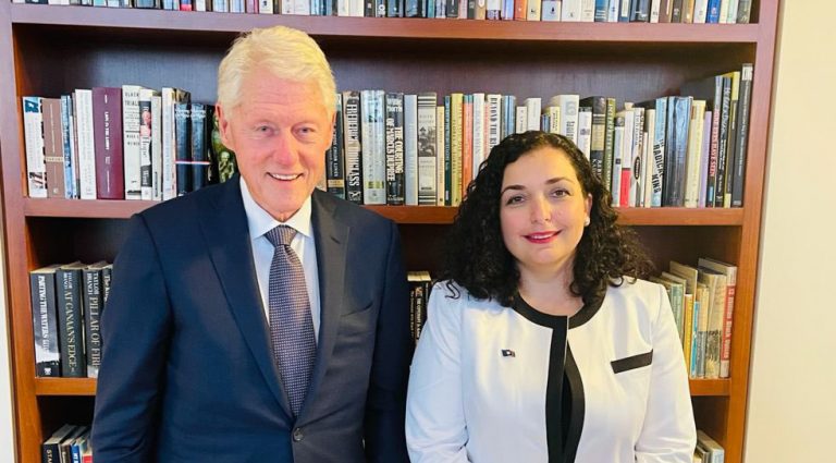 Vjosa Osmani takohet me Bill Clintonin