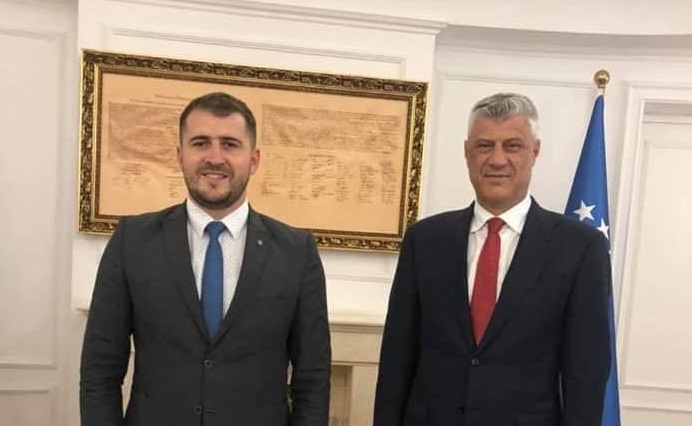 Lushtaku publikon fotografi me Thaçin: Dielli do të lind përsëri!