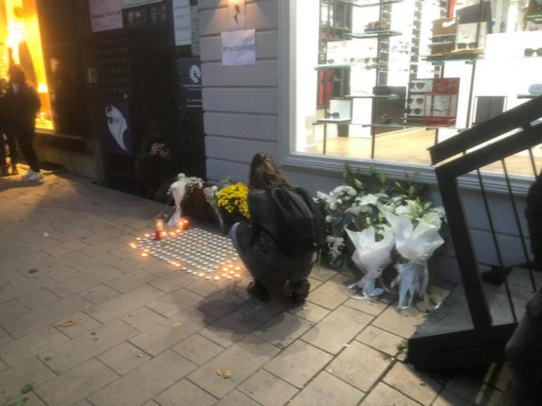 Vdekja e fotografit prizrenas, Meddy Huduti, ndizen qirinj në Prishtinë