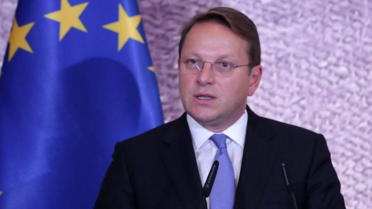 Varhelyi: Kosovës duhet t’i liberalizohen vizat