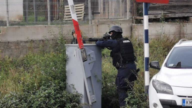 Gjashtë policë u lënduan gjatë aksionit në veri