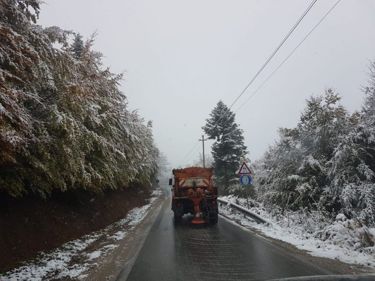 Reshjet e para të dëborës, zbardhet Korça, Shishtaveci dhe Gjallica në Kukës