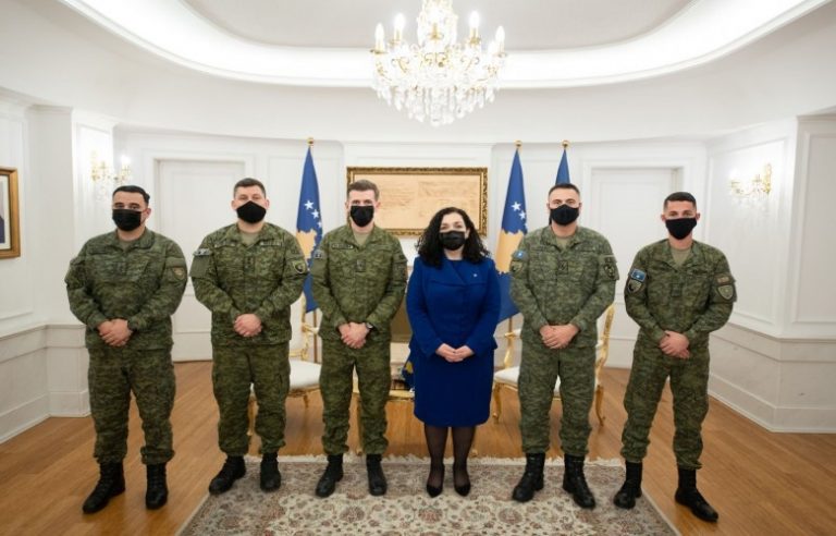 Presidentja Osmani priti pjesëtarët e FSK-së të kthyer nga misioni në Kuvajt