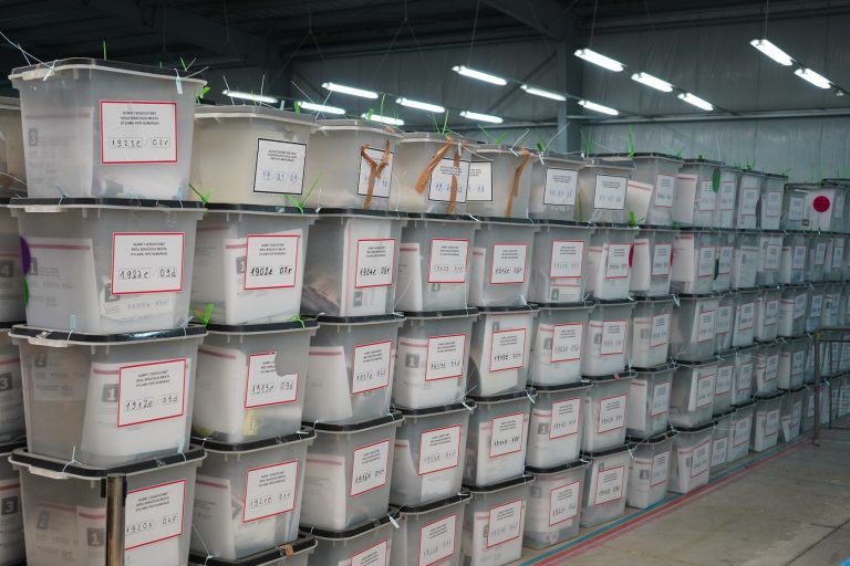 Fillon numërimi i votave të ardhura me postë për zgjedhjet e 17 tetorit