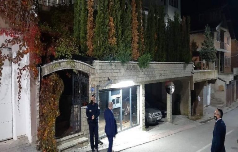 Largohen forcat e sigurisë që po qëndronin para shtëpisë së Kurtit