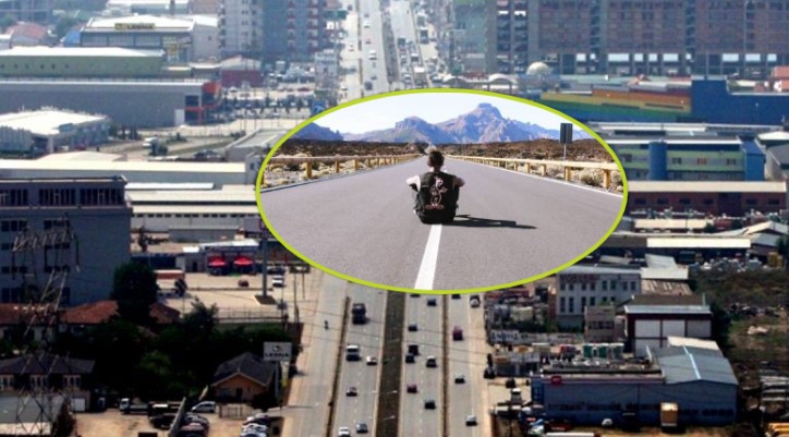 Burri nga Fushë Kosova ulet në mes të rrugës, rrah policin që shkoi për ta larguar