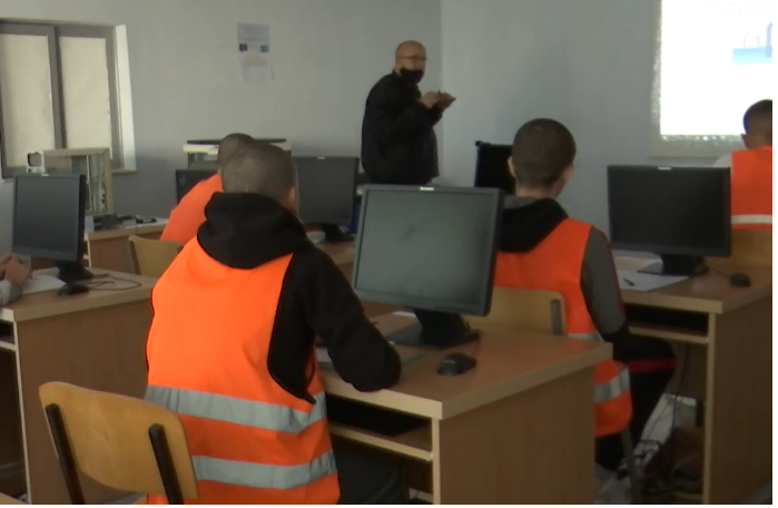 “Më mirë me u shkollu se me bo një problem”, rrëfimet e të rinjve që shkollohen në burg