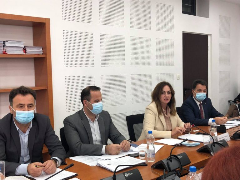 A do të detyrohen mësimdhënësit të marrin vaksinën anti-covid?! – Ja çka thotë ministrja Nagavci!