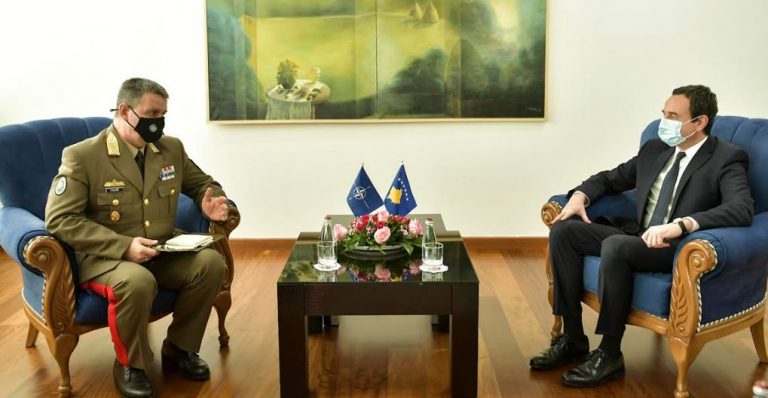 Kurti priti në takim komandantin e ri të KFOR-it, Gjeneral Major Ferenc Kajári