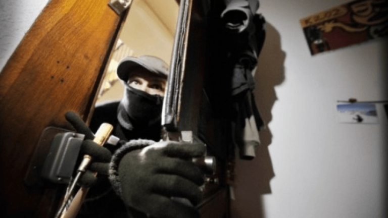 Hyjnë në një shtëpi në Prizren dhe grabisin, një grua pëson lëndime trupore