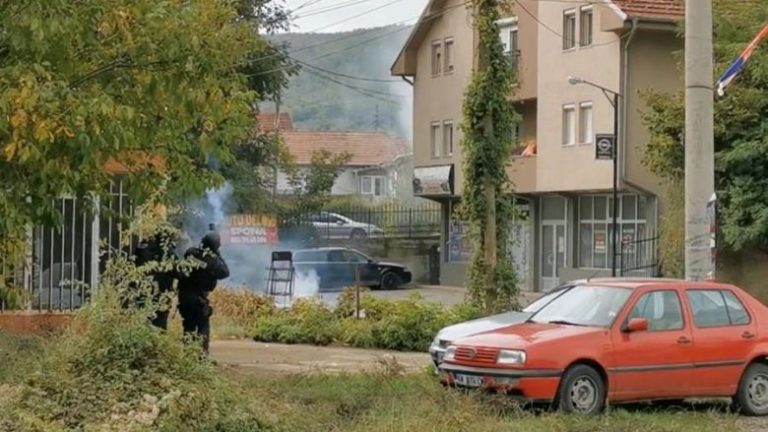 Vazhdon aksioni i policisë në Zveqan, situata mbetet e tensionuar