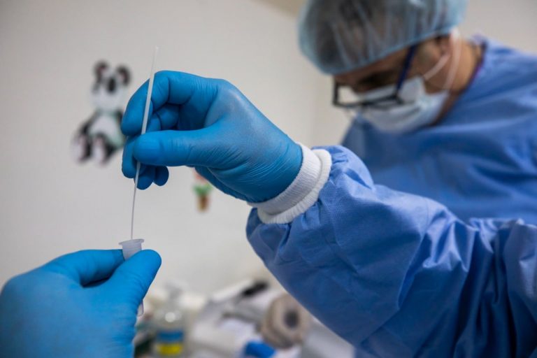 Arrestohet specialisti i Biokimisë në Prizren, dyshohet se falsifikoi teste të COVID