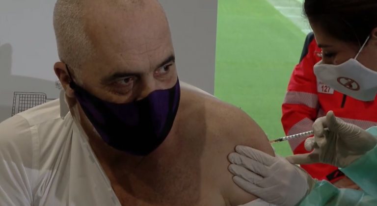 Doza e tretë anti-COVID në Shqipëri nis këtë muaj