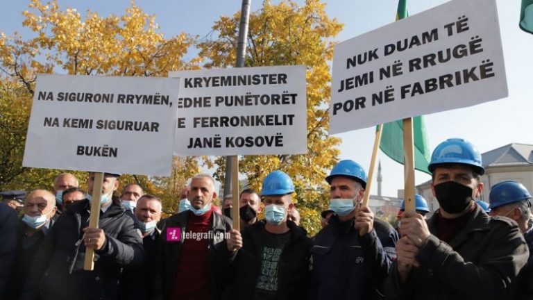 Punëtorët e Ferronikelit protestojnë para Qeverisë: Ka krizë energjetike por ka edhe zgjidhje