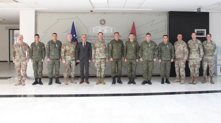 Pjesëtarët e FSK-së dekorohen me medalje pas kthimit nga misioni i parë ushtarak jashtë vendit