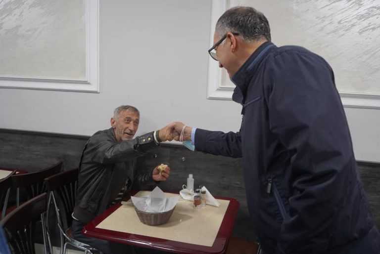 Kandidati i PDK-së, Shaqir Totaj, takon qytetarë, tregtarë e zejtarë të lagjes ” Jenimahallë”