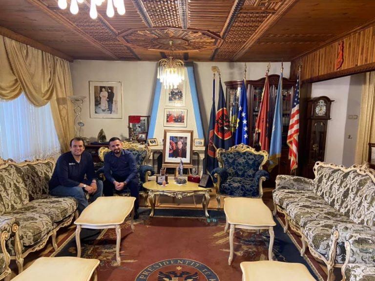 Kandidati i LDK-së për Kuvendin e Prizrenit, Kemajl Gegollaj, pritet nga familja Rugova