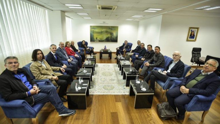 Kurti takon bashkë-organizatorët e protestës: Më 1 tetor popullit nisi t’i rikthehej dinjiteti