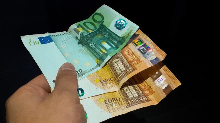 Qeveria thotë se po punon në Ligjin e Pagave